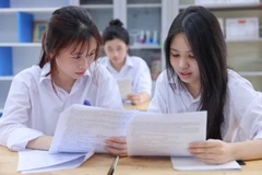 Học sinh nỗ lực ôn tập cho kỳ thi vào lớp 10. (Ảnh: Thanh Tùng/TTXVN)