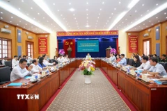 Phó Thủ tướng Mai Văn Chính làm việc với Ủy ban Nhân dân xã Bến Cầu về thực hiện chính quyền địa phương hai cấp. (Ảnh: Giang Phương/TTXVN)