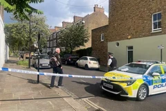 Cảnh sát phong tỏa khu vực quanh nhà riêng của Thủ tướng Anh Keir Starmer ở phía Bắc London, ngày 12/5/2025. (Nguồn: Reuters/TTXVN)