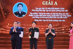 Trưởng Ban Tuyên giáo và Dân vận Trung ương Nguyễn Trọng Nghĩa và Thượng tướng Trịnh Văn Quyết, Chủ nhiệm Tổng cục Chính trị Quân đội Nhân dân Việt Nam trao giải A cho các tác giả đoạt giải. (Ảnh: Minh Quyết/TTXVN)