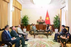 Thứ trưởng Bộ Ngoại giao Lê Thị Thu Hằng tiếp Nhóm Nghị sỹ hữu nghị Pháp-Việt tại Thượng viện Pháp. (Nguồn: Thế giới và Việt Nam)