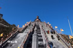 Khu du lịch tâm linh trên đỉnh Fansipan. (Ảnh: Quốc Khánh/TTXVN)