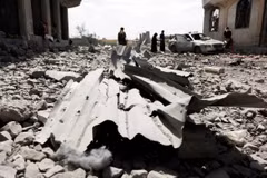 Cảnh đổ nát sau các cuộc không kích của Mỹ nhằm vào các mục tiêu của Houthi tại Sanaa, Yemen. (Ảnh: THX/TTXVN)