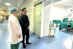 Thiếu tướng Tô Anh Dũng, Giám đốc Công an tỉnh Thanh Hóa cùng đại diện cấp ủy, chính quyền địa phương đến thăm hỏi, động viên các nạn nhân đang được cấp cứu, điều trị tại Bệnh viện Đa khoa quốc tế Hợp Lực. (Ảnh: TTXVN phát)