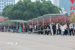 Hàng đoàn người nối đuôi nhau vào Lăng viếng Chủ tịch Hồ Chí Minh. (Ảnh: Hoàng Hiếu/TTXVN)
