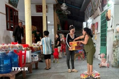 Những ngày cuối năm tại khu trọ 155/23 Lê Đình Cẩn, phường Tân Tạo của bà Nguyễn Thị Huệ. (Ảnh: Thanh Vũ/TTXVN)