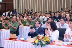 Thủ tướng Phạm Minh Chính với lực lượng phòng cháy, chữa cháy, cứu nạn, cứu hộ tham dự Diễn đàn. (Ảnh: Dương Giang/TTXVN)