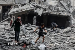 Cảnh đổ nát sau cuộc không kích của Israel xuống khu vực Al-Rimal, Dải Gaza. (Ảnh: THX/TTXVN)
