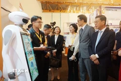 Các đại biểu tham quan gian hàng tại ngày hội. (Ảnh: Thu Hoài/TTXVN)