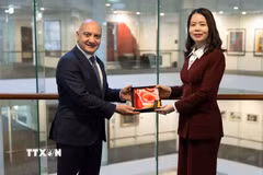Thứ trưởng Bộ Ngoại giao Nguyễn Minh Hằng (phải) và Thứ trưởng Bộ Ngoại giao và Thương mại Australia George Mina. (Ảnh: TTXVN phát)