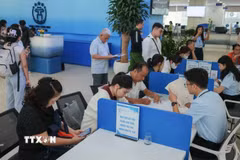 Công dân đến làm thủ tục hành chính tại một điểm phục vụ hành chính công ở Hà Nội. (Ảnh minh họa. Nguồn: TTXVN)