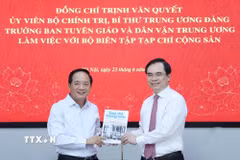 Tổng Biên tập Tạp chí Cộng sản Dương Trung Ý tặng cuốn tạp chí có bài viết của đồng chí Trịnh Văn Quyết, Ủy viên Bộ Chính trị, Bí thư Trung ương Đảng, Trưởng Ban Tuyên giáo và Dân vận Trung ương. (Ảnh: Phương Hoa/TTXVN)