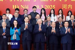 Tổng Bí thư Tô Lâm và các đại biểu dự chương trình Gặp gỡ lưu học sinh, sinh viên Việt Nam-Trung Quốc các thời kỳ. (Ảnh: Thống Nhất/TTXVN)