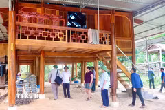 Các ngôi nhà gỗ truyền thống kết hợp “3 cứng” được xây dựng mới đảm bảo vững chắc, khang trang, an toàn, phù hợp với phong tục, tập quán của đồng bào các dân tộc trên địa bàn. (Ảnh: TTXVN phát)