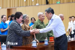 Thủ tướng Lê Minh Hưng với đại diện gia đình chính sách trên địa bàn thành phố Hải Phòng. (Ảnh: Dương GiangTTXVN)