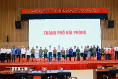 Thủ tướng Chính phủ Lê Minh Hưng tặng quà cho gia đình chính sách trên địa bàn thành phố Hải Phòng. (Ảnh: Dương Giang/TTXVN)