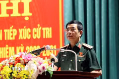 Đại tướng Phan Văn Giang, Phó Thủ tướng, Bộ trưởng Bộ Quốc phòng trao quà cho người có công và gia đình chính sách. (Ảnh: Thu Hằng/TTXVN)