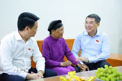 Thủ tướng Lê Minh Hưng thăm Mẹ Việt Nam Anh hùng Đinh Thị Bé (Khu Khánh Hội, phường Nam Đồng). (Ảnh: Dương Giang/TTXVN)