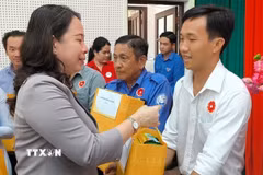 Phó Chủ tịch nước Võ Thị Ánh Xuân tặng quà cho công nhân lao động có hoàn cảnh khó khăn. (Ảnh: Huỳnh Phúc Hậu/TTXVN)