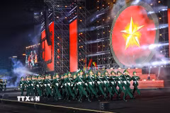 "Âm vang Tổ quốc” là tiết mục mở màn được xây dựng như một bức tranh đại hợp xướng-đại vũ khúc, tái hiện không khí hân hoan của đất nước trong niềm vui mừng thành công của Đại hội XIV của Đảng và những ngày lễ lớn của dân tộc. (Ảnh: Phạm Tuấn Anh/TTXVN)