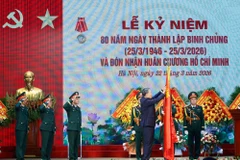 Tổng Bí thư Tô Lâm trao tặng Huân chương Hồ Chí Minh cho Binh chủng Công binh. (Ảnh: Thống Nhất/TTXVN)