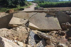 Toàn bộ ngầm tràn bản Cơn, xã Yên Thắng bị phá hủy gần như hoàn toàn sau bão lũ. (Ảnh: Khiếu Tư/TTXVN)