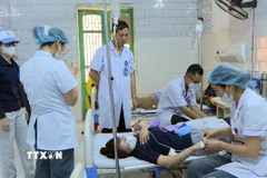 Công nhân Công ty Trách nhiệm hữu hạn Toyoda Gosei (Khu công nghiệp Tiền Hải, tỉnh Hưng Yên) có nhiều biểu hiện ngộ độc thực phẩm được thăm khám, điều trị tại Bệnh viện đa khoa Tiền Hải (xã Ái Quốc, tỉnh Hưng Yên). (Ảnh: TTXVN phát)