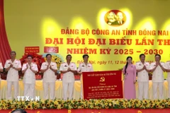 Bà Tôn Ngọc Hạnh, Ủy viên Dự khuyết Trung ương Đảng, Phó Bí thư Tỉnh ủy, Chủ tịch Hội đồng Nhân dân tỉnh Đồng Nai tặng bức trướng của Ban Chấp hành Đảng bộ tỉnh chúc mừng Đại hội. (Ảnh: Sỹ Tuyên/TTXVN)