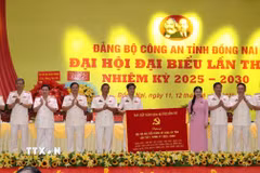Bà Tôn Ngọc Hạnh, Ủy viên Dự khuyết Trung ương Đảng, Phó Bí thư Tỉnh ủy, Chủ tịch Hội đồng Nhân dân tỉnh Đồng Nai tặng bức trướng của Ban Chấp hành Đảng bộ tỉnh chúc mừng Đại hội. (Ảnh: Sỹ Tuyên/TTXVN)