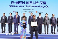 Tổng Giám đốc TTXVN Vũ Việt Trang và ông Hwang Dae-il, Chủ tịch Hãng thông tấn Yonhap trao Thoả thuận hợp tác nghiệp vụ trong giai đoạn mới. (Ảnh: Thống Nhất/TTXVN)