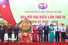Thành ủy, Hội đồng Nhân dân, Ủy ban Nhân dân, Ủy ban Mặt trận Tổ quốc Việt Nam thành phố Hà Nội tặng hoa chúc mừng Đại hội. (Ảnh: Văn Điệp/TTXVN)