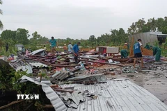 Nhiều căn nhà của người dân xã Ninh Thạnh Lợi bị sập hoàn toàn sau khi lốc xoáy đi qua. (Ảnh: TTXVN phát)