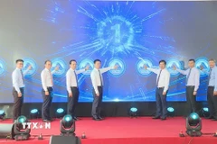 Các đại biểu bấm nút khởi động Dự án Phòng thí nghiệm phục vụ sản xuất công nghệ đóng gói tiên tiến (Fab-Lab) tại thành phố Đà Nẵng. (Ảnh: Khoa Chương/TTXVN)