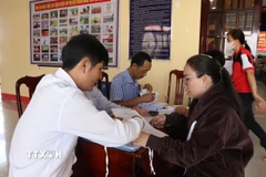 Người dân xã Tân Trụ, tỉnh Tây Ninh đến nhận thông tin về giải phóng mặt bằng tỉnh lộ 827E. (Ảnh: Thanh Bình/TTXVN)