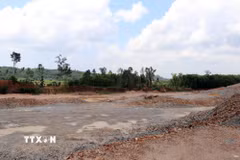 Hiện trường mỏ đất núi Lệ Thủy, nơi Công ty Cổ phần Đầu tư 706 khai thác. (Ảnh: Cao Nguyên/TTXVN)