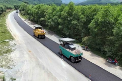 Nhà thầu hiện đang nỗ lực đẩy nhanh tiến độ thi công. (Ảnh: Hữu Quyết/TTXVN)