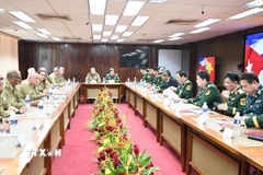 Quang cảnh buổi hội đàm giữa Đại tướng Nguyễn Tân Cương với Thượng tướng Álvaro López Miera, Ủy viên Bộ Chính trị Đảng Cộng sản Cuba, Bộ trưởng Bộ các Lực lượng vũ trang cách mạng Cuba. (Ảnh: Việt Hùng/TTXVN)