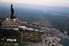 Đỉnh núi Bà Đen ở Tây Ninh với nhiều công trình tạo dấu ấn hút khách du lịch. (Ảnh: Thanh Tân/TTXVN)