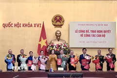 Phó Chủ tịch Quốc hội Nguyễn Thị Thanh tặng hoa các đồng chí đại biểu Quốc hội hoạt động chuyên trách ở Trung ương nghỉ hưu, nghỉ công tác theo quy định. (Ảnh: Đỗ Bình/TTXVN)
