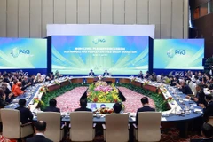 Phiên thảo luận cấp cao 'Chuyển đổi xanh bền vững, lấy con người làm trung tâm' trong khuôn khổ Hội nghị thượng đỉnh Diễn đàn Đối tác vì Tăng trưởng xanh và Mục tiêu toàn cầu (P4G) lần thứ tư diễn ra tại Hà Nội. (Ảnh: Dương Giang/TTXVN)