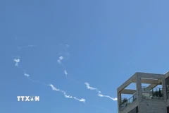 Vệt khói trên bầu trời thành phố Modiin, Israel sau khi hệ thống phòng không nước này đánh chặn tên lửa từ Yemen, ngày 27/3/2025. (Ảnh: THX/TTXVN)