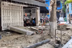 Khu vực xảy ra tai nạn lao động được rào chắn, tạm dừng thi công sáng 12/5. (Ảnh: Quốc Dũng/TTXVN)
