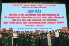 Lãnh đạo Thành phố Hồ Chí Minh cùng các cựu chiến binh tại Họp mặt. (Ảnh: Thu Hương/TTXVN)