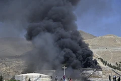 Khói bốc lên từ kho chứa nhiên liệu ở Tehran, Iran sau cuộc tấn công của Israel. (Ảnh: Kyodo/TTXVN)