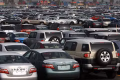 Ôtô nhập khẩu được vận chuyển tại cảng Long Beach, California, Mỹ. (Ảnh: Getty Images/TTXVN)