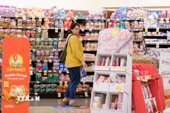 Người dân mua sắm tại siêu thị ở Millbrae, Mỹ. (Ảnh: THX/TTXVN)