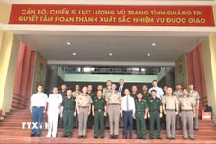 Thủ trưởng Bộ Chỉ huy Quân sự tỉnh Quảng Trị, Đoàn Lục quân Hoa Kỳ Thái Bình Dương và lãnh đạo các sở, ngành, đơn vị chụp hình kỷ niệm. (Ảnh: Võ Dung/TTXVN)