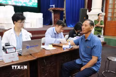 Lấy mẫu sinh phẩm để xét nghiệm ADN cho thân nhân thân nhân liệt sỹ chưa xác định thông tin trên địa bàn xã Chí Minh, thành phố Hải Phòng. (Ảnh: Mạnh Tú/TTXVN)