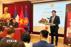 Ông Trần Mạnh Hùng, Tham tán Khoa học và Công nghệ Việt Nam tại Pháp, phát biểu ghi nhận các ý kiến tâm huyết của các trí thức Việt Nam tại Pháp. (Ảnh: Hữu Chiến/TTXVN)