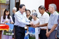 Chủ tịch Quốc hội Trần Thanh Mẫn tặng quà cho gia đình chính sách, lực lượng vũ trang nhân dân, hộ nghèo, cận nghèo, công nhân lao động trên địa bàn thành phố Cần Thơ. (Ảnh: Doãn Tấn/TTXVN)